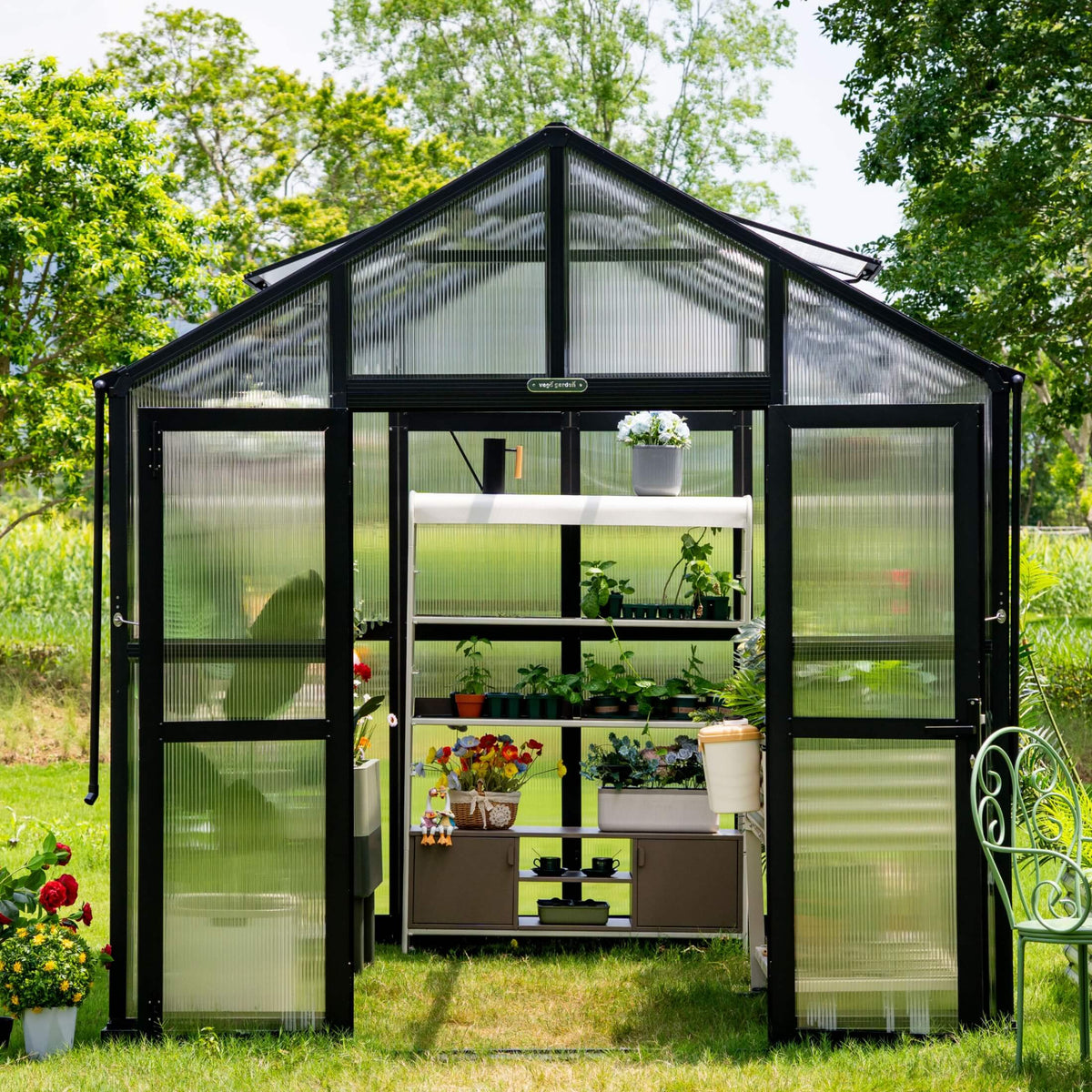 Polycarbonate greenhouse with softly translucent walls
